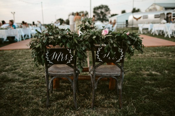 this-farm-wedding-in-kansas-city-has-the-perfect-touch-of-sparkle-22