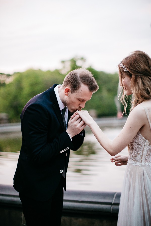 from-the-brooklyn-bridge-to-central-park-this-nyc-elopement-took-our-breath-away-22