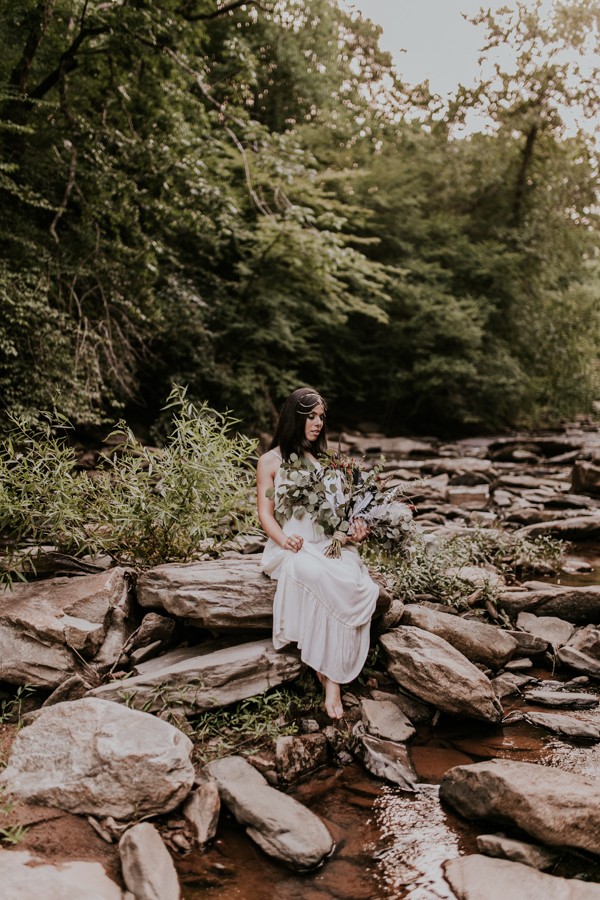 who-knew-bridal-portraits-in-a-creek-could-be-this-gorgeously-ethereal-11