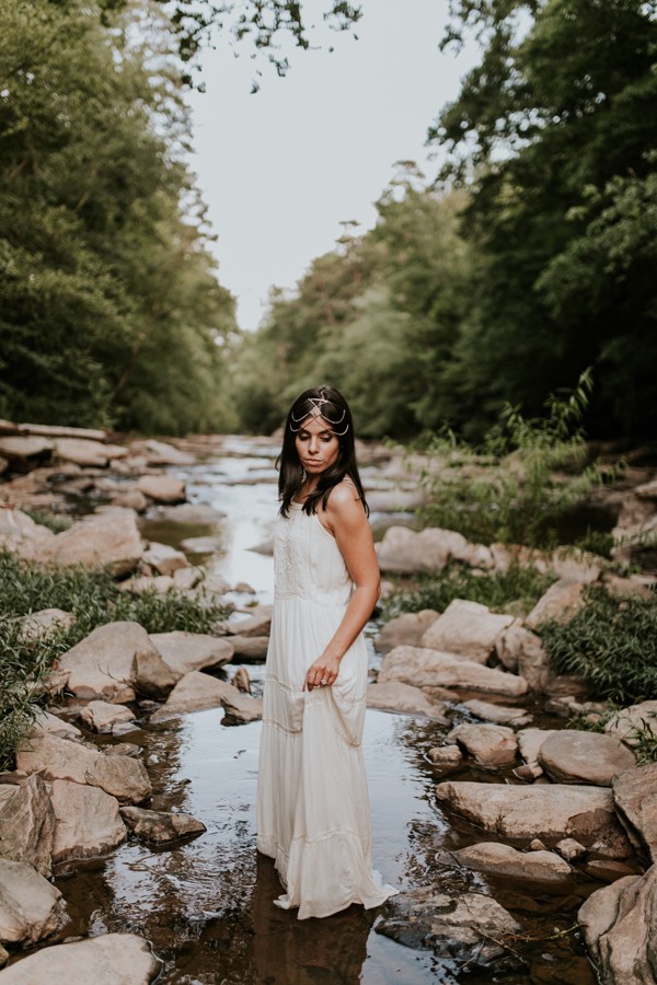 who-knew-bridal-portraits-in-a-creek-could-be-this-gorgeously-ethereal-13