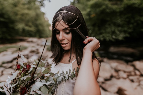 who-knew-bridal-portraits-in-a-creek-could-be-this-gorgeously-ethereal-15