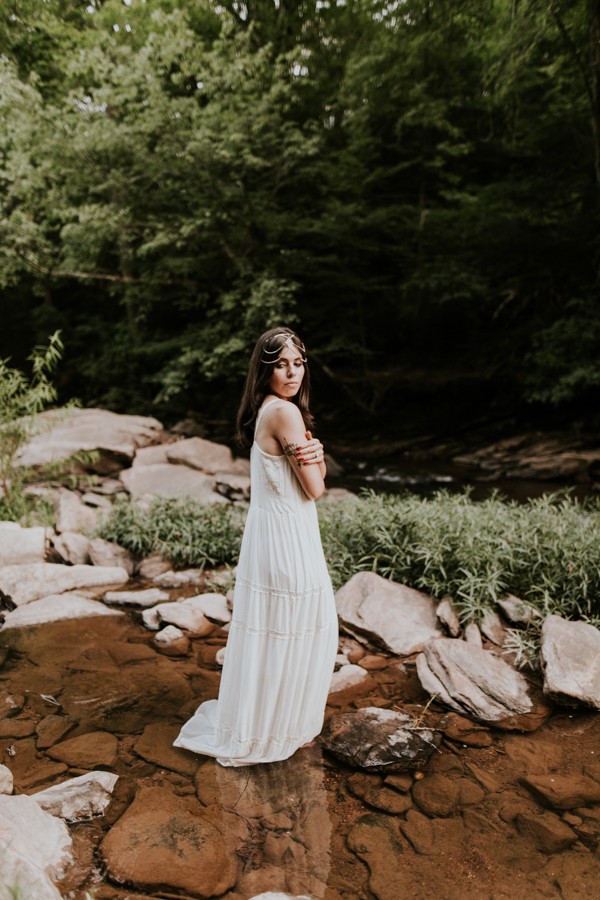 who-knew-bridal-portraits-in-a-creek-could-be-this-gorgeously-ethereal-18