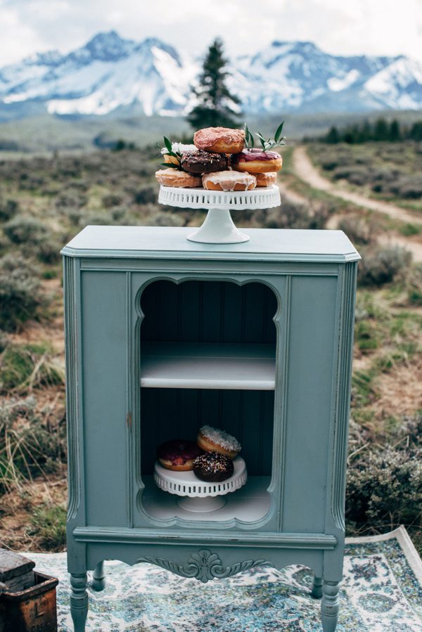 brunch-lovers-this-picnic-elopement-in-the-sawtooth-mountains-is-for-you-11