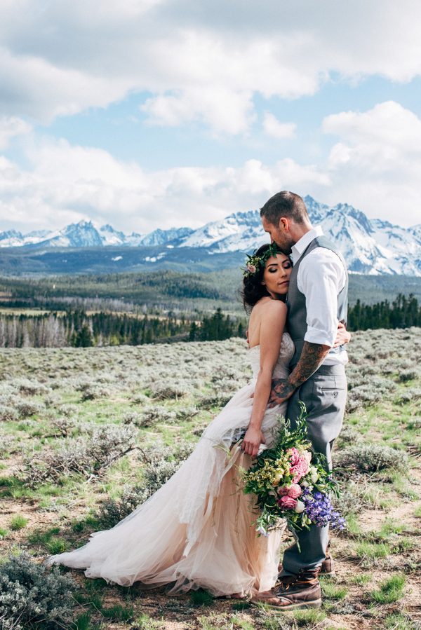 brunch-lovers-this-picnic-elopement-in-the-sawtooth-mountains-is-for-you-8