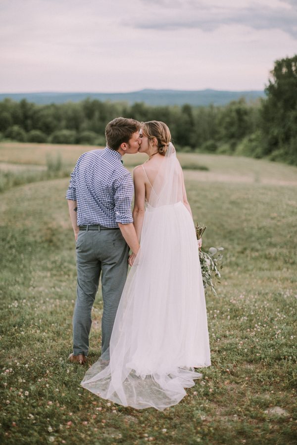 this-maine-barn-wedding-serves-up-muted-colors-and-a-bit-of-edge-31