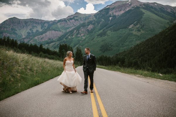 this-maroon-bells-ampitheater-wedding-proves-that-intimate-affairs-can-be-totally-epic-13