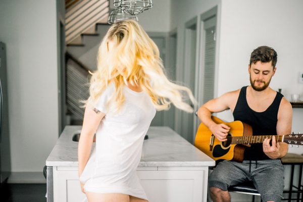 this-nashville-musician-and-his-sweetheart-got-comfy-for-a-photo-shoot-at-home-11