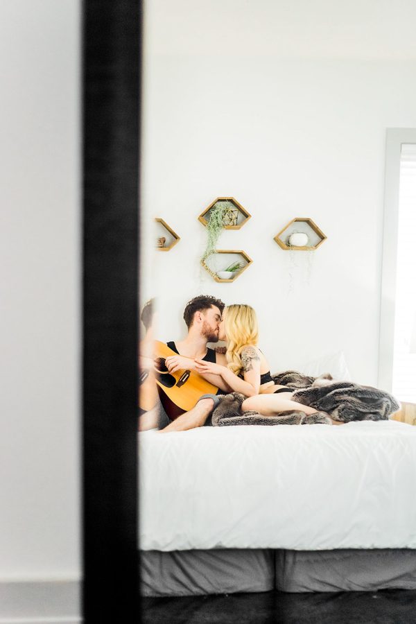 this-nashville-musician-and-his-sweetheart-got-comfy-for-a-photo-shoot-at-home-14