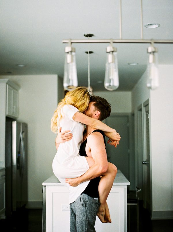 this-nashville-musician-and-his-sweetheart-got-comfy-for-a-photo-shoot-at-home-23