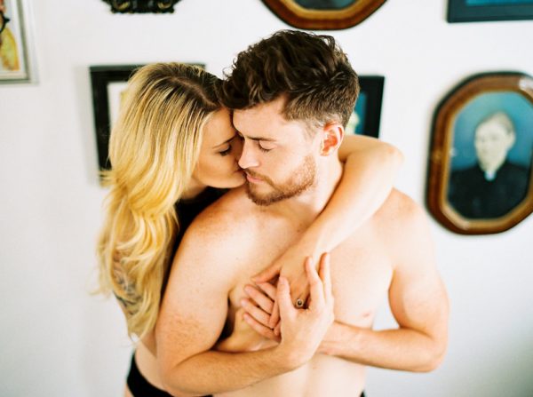 this-nashville-musician-and-his-sweetheart-got-comfy-for-a-photo-shoot-at-home-24