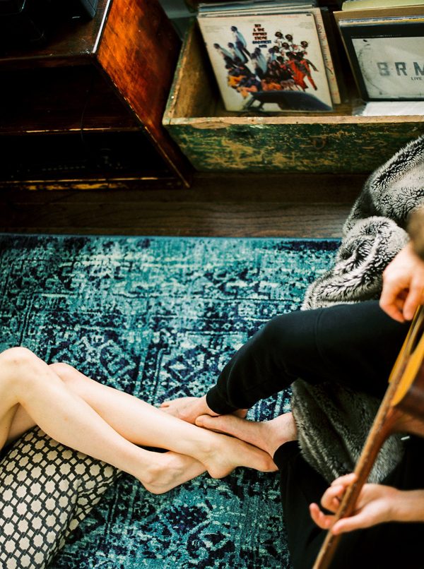 this-nashville-musician-and-his-sweetheart-got-comfy-for-a-photo-shoot-at-home-28