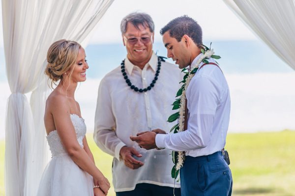 this-olowalu-plantation-house-wedding-marries-hawaiian-tradition-and-new-england-charm-35