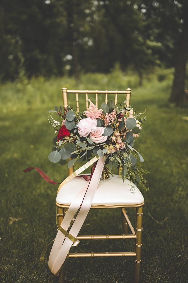 this-wedding-inspiration-proves-that-gold-blush-and-red-is-the-most-romantic-color-palette-8