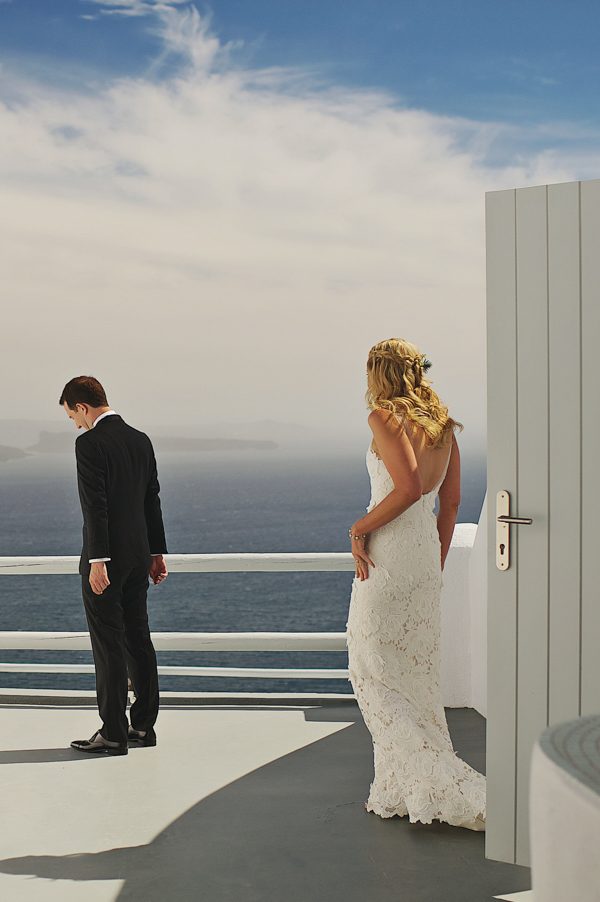we-love-the-reason-why-this-couple-chose-santorini-for-their-destination-wedding-23