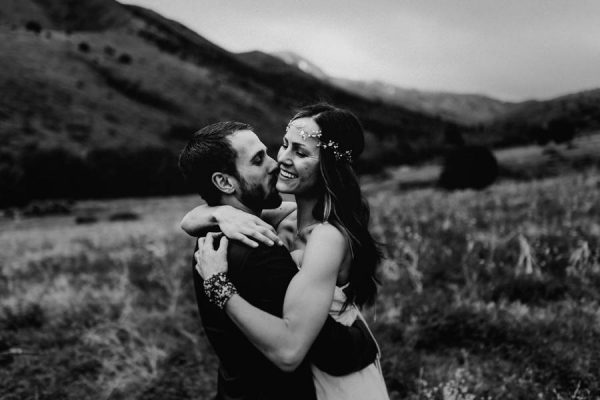 this-couple-took-a-romantic-mountain-hike-before-their-meridell-park-wedding-anni-graham-photography-10
