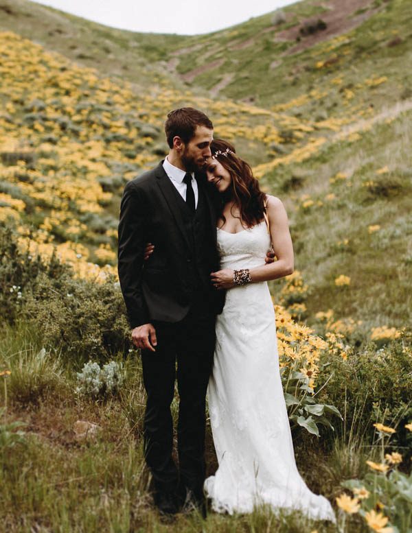 this-couple-took-a-romantic-mountain-hike-before-their-meridell-park-wedding-anni-graham-photography-13