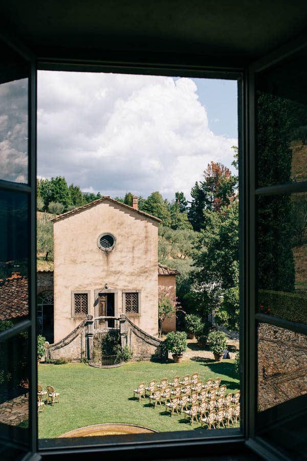 this-villa-catureglio-wedding-captured-the-magic-of-tuscany-for-out-of-town-guests-stefano-santucci-30