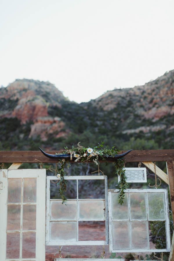 vintage-inspired-sedona-elopement-at-yavapai-point-overlooking-bell-rock-andy-roberts-photography-11