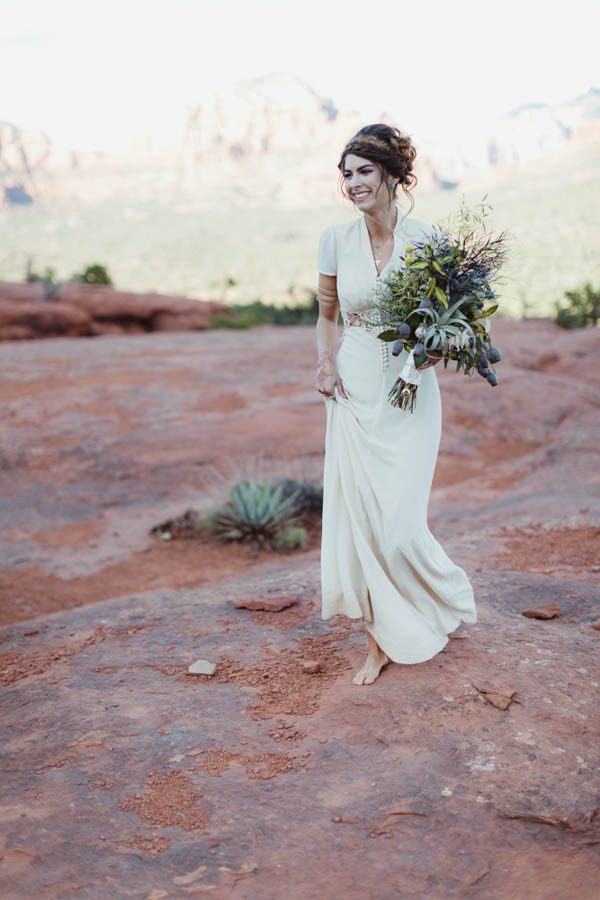 vintage-inspired-sedona-elopement-at-yavapai-point-overlooking-bell-rock-andy-roberts-photography-14