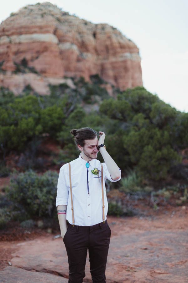 vintage-inspired-sedona-elopement-at-yavapai-point-overlooking-bell-rock-andy-roberts-photography-15
