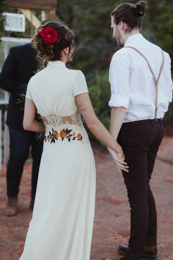 vintage-inspired-sedona-elopement-at-yavapai-point-overlooking-bell-rock-andy-roberts-photography-16
