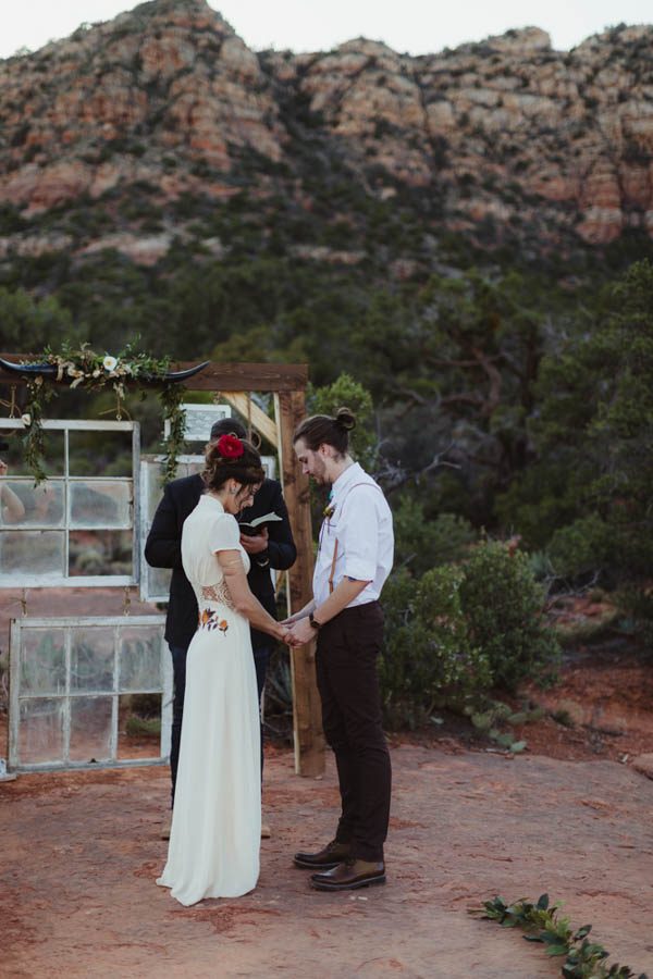 vintage-inspired-sedona-elopement-at-yavapai-point-overlooking-bell-rock-andy-roberts-photography-18