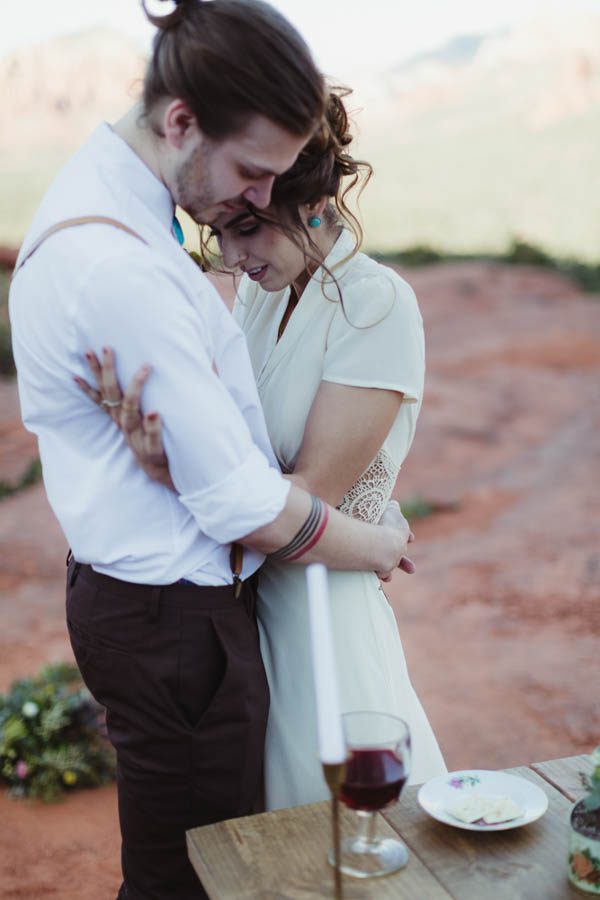 vintage-inspired-sedona-elopement-at-yavapai-point-overlooking-bell-rock-andy-roberts-photography-21