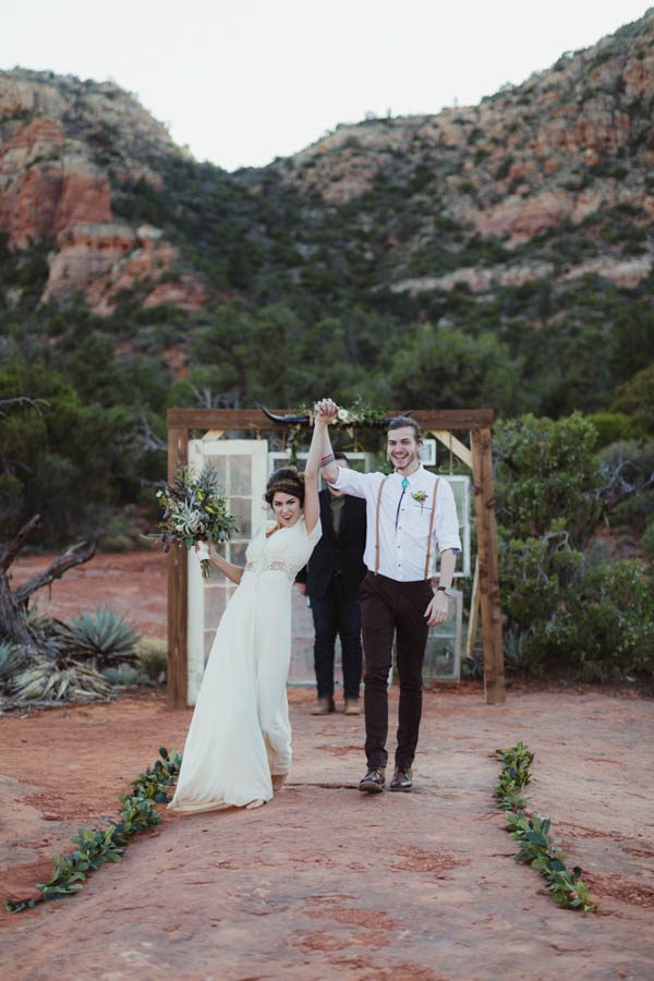 vintage-inspired-sedona-elopement-at-yavapai-point-overlooking-bell-rock-andy-roberts-photography-24