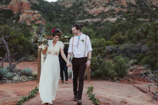 vintage-inspired-sedona-elopement-at-yavapai-point-overlooking-bell-rock-andy-roberts-photography-25