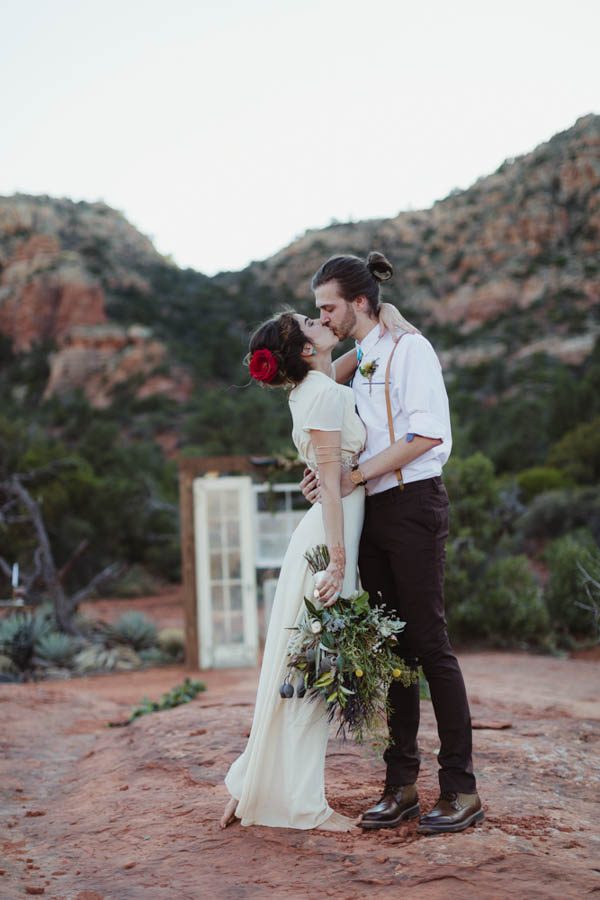 vintage-inspired-sedona-elopement-at-yavapai-point-overlooking-bell-rock-andy-roberts-photography-26