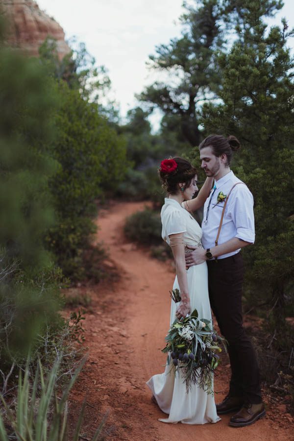 vintage-inspired-sedona-elopement-at-yavapai-point-overlooking-bell-rock-andy-roberts-photography-31