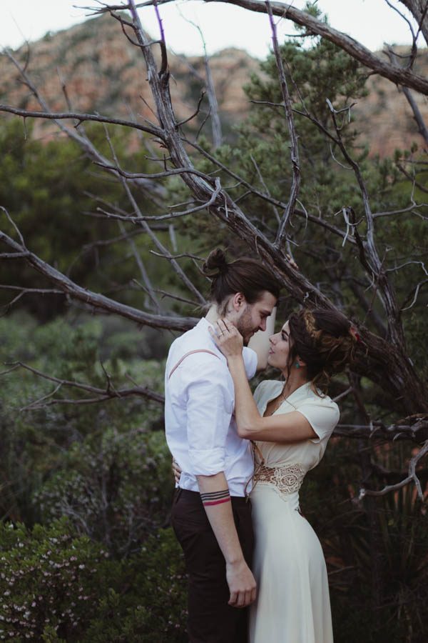 vintage-inspired-sedona-elopement-at-yavapai-point-overlooking-bell-rock-andy-roberts-photography-35