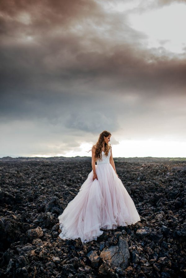 rugged-hawaiian-wedding-photos-on-the-big-island-karina-and-maks-15