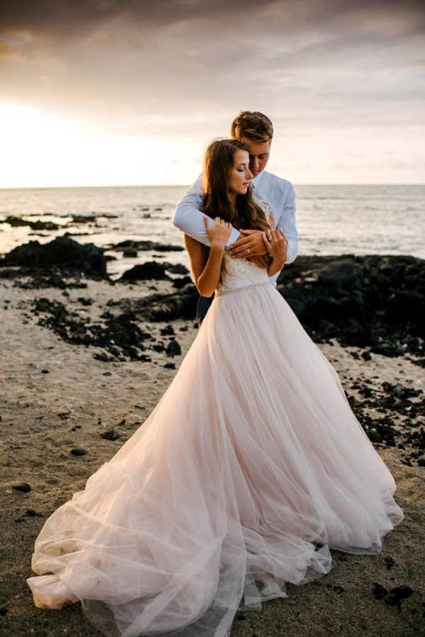 rugged-hawaiian-wedding-photos-on-the-big-island-karina-and-maks-24
