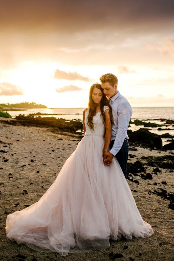 rugged-hawaiian-wedding-photos-on-the-big-island-karina-and-maks-41
