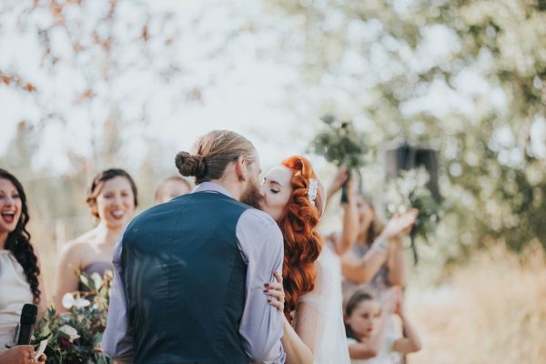 enchanting-british-columbia-wedding-with-a-touch-of-retro-vibes-31
