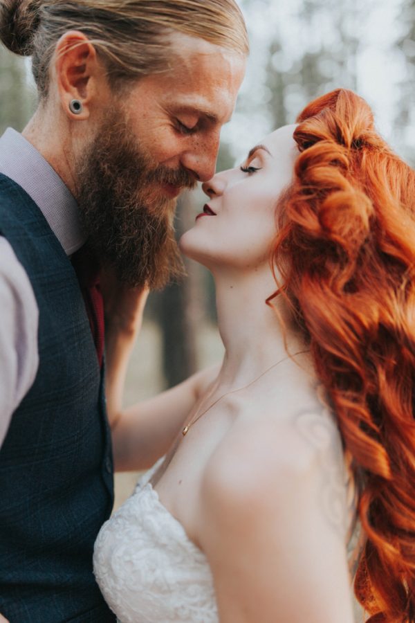 enchanting-british-columbia-wedding-with-a-touch-of-retro-vibes-38