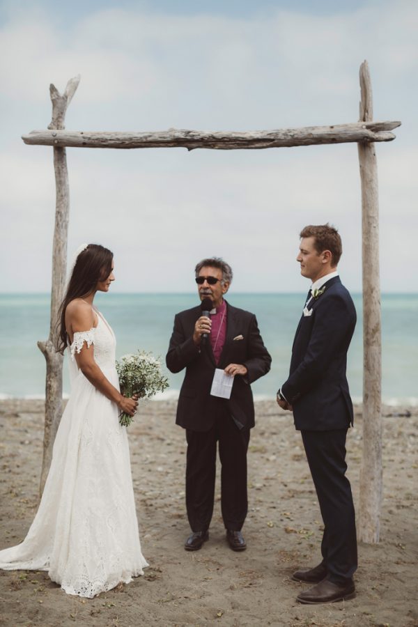 relaxed-waterfront-new-zealand-wedding-at-the-longbeach-estate-8