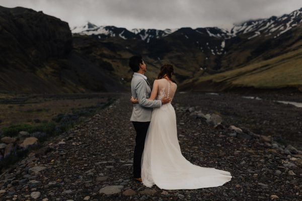 thrilling-pre-wedding-photos-in-the-south-coast-of-iceland-14