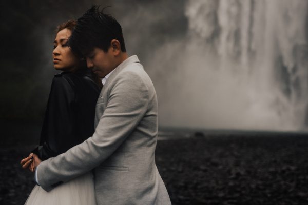 thrilling-pre-wedding-photos-in-the-south-coast-of-iceland-19