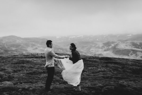 thrilling-pre-wedding-photos-in-the-south-coast-of-iceland-20