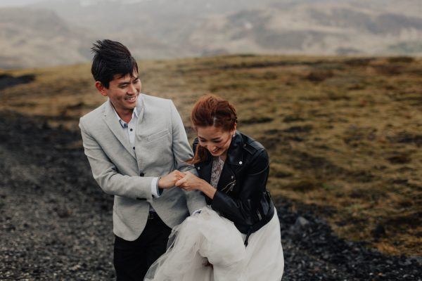 thrilling-pre-wedding-photos-in-the-south-coast-of-iceland-23