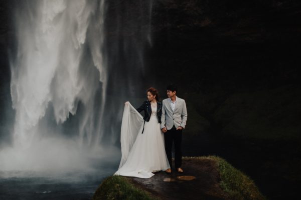 thrilling-pre-wedding-photos-in-the-south-coast-of-iceland-24