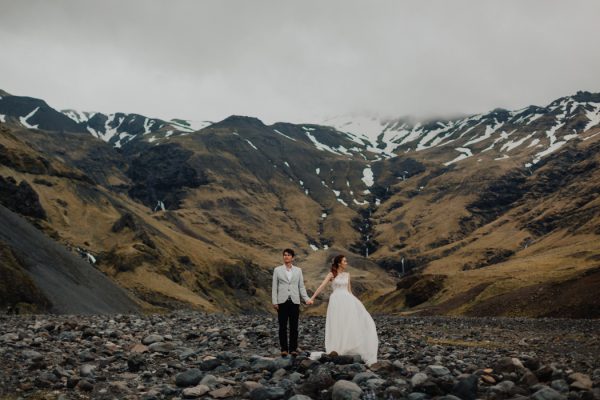 thrilling-pre-wedding-photos-in-the-south-coast-of-iceland-8