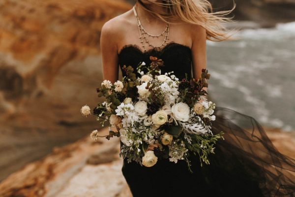 darkly-romantic-cape-kiwanda-elopement-inspiration-d-albrecht-photography-14