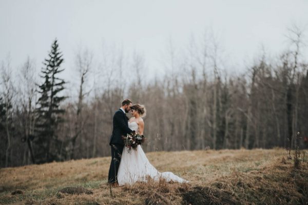 get-your-moody-color-palette-inspiration-from-this-late-fall-wedding-shoot-lindsay-nickel-photography-18