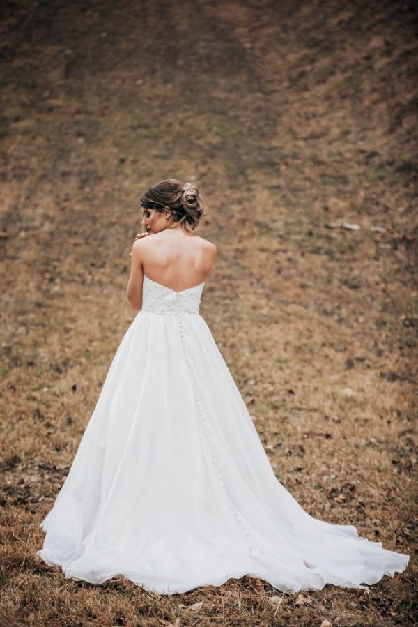 get-your-moody-color-palette-inspiration-from-this-late-fall-wedding-shoot-lindsay-nickel-photography-32