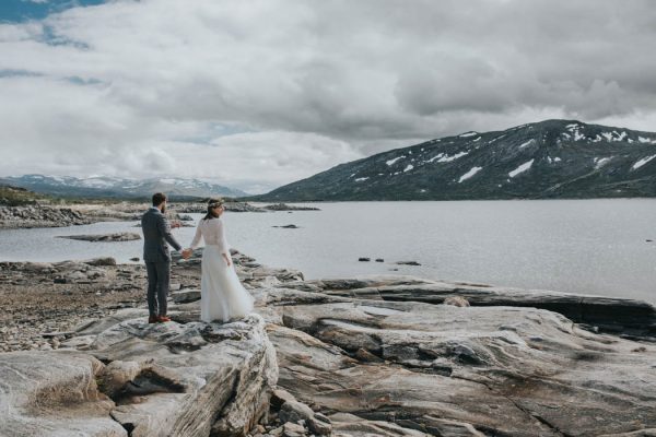 this-norweigian-post-wedding-shoot-at-aursjovegen-road-will-take-your-breath-away-joanna-jaskolska-fotografia-10