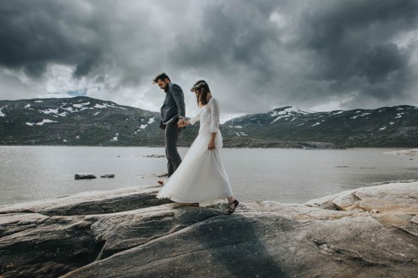 this-norweigian-post-wedding-shoot-at-aursjovegen-road-will-take-your-breath-away-joanna-jaskolska-fotografia-12