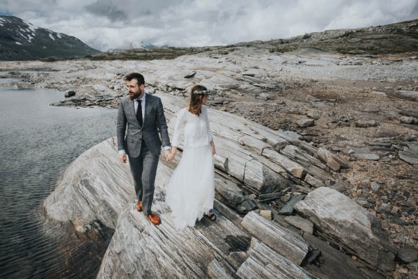 this-norweigian-post-wedding-shoot-at-aursjovegen-road-will-take-your-breath-away-joanna-jaskolska-fotografia-13